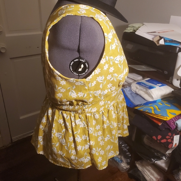 Yellow and white floral print sleeveless 2xl top - Picture 4 of 4